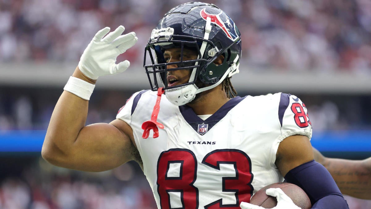 Raiders bolster tight end position with O.J. Howard signing.