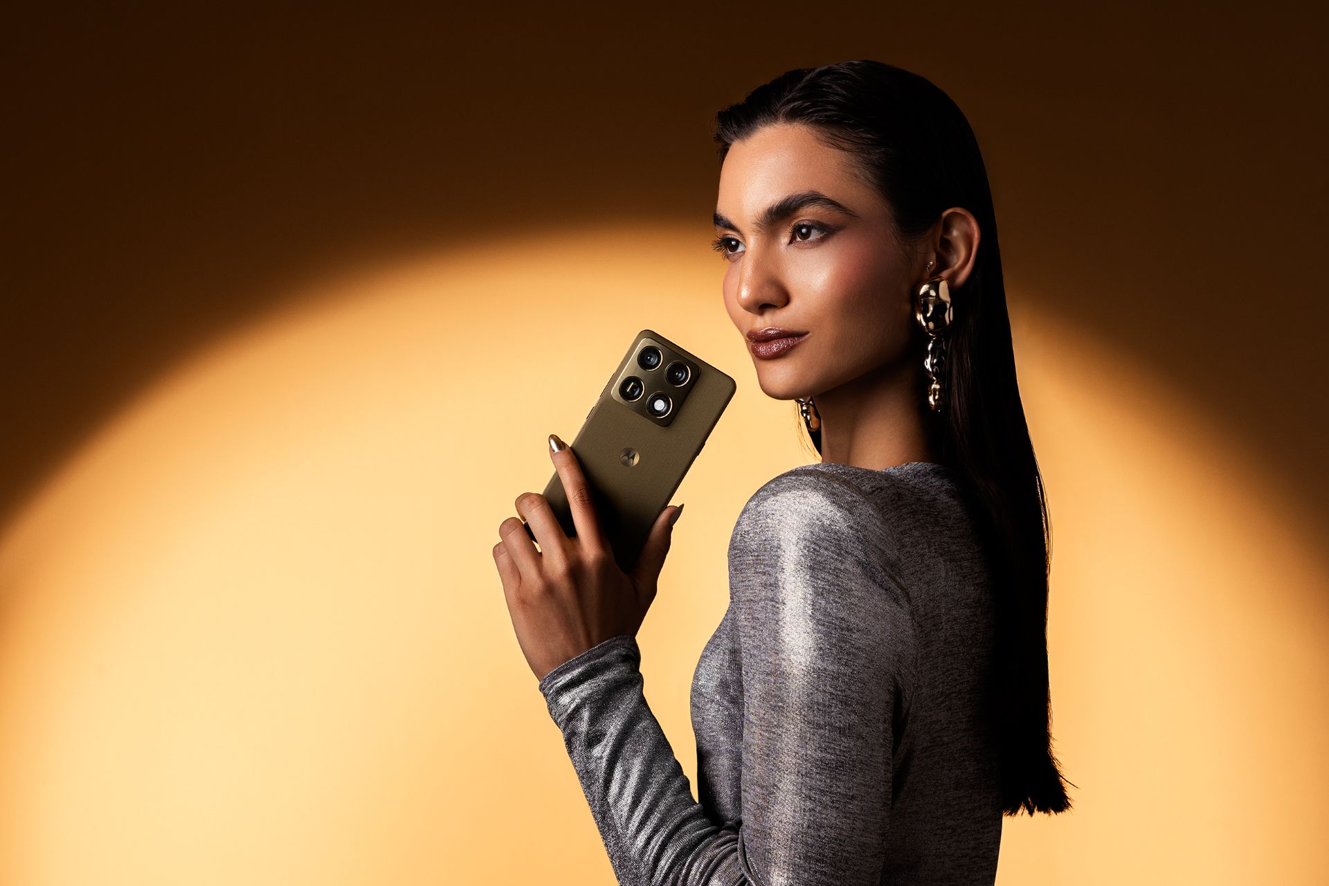 Featured image for Motorola Launches the Slim, Premium Signature Smartphone with Advanced Camera and Long-Term OS Support