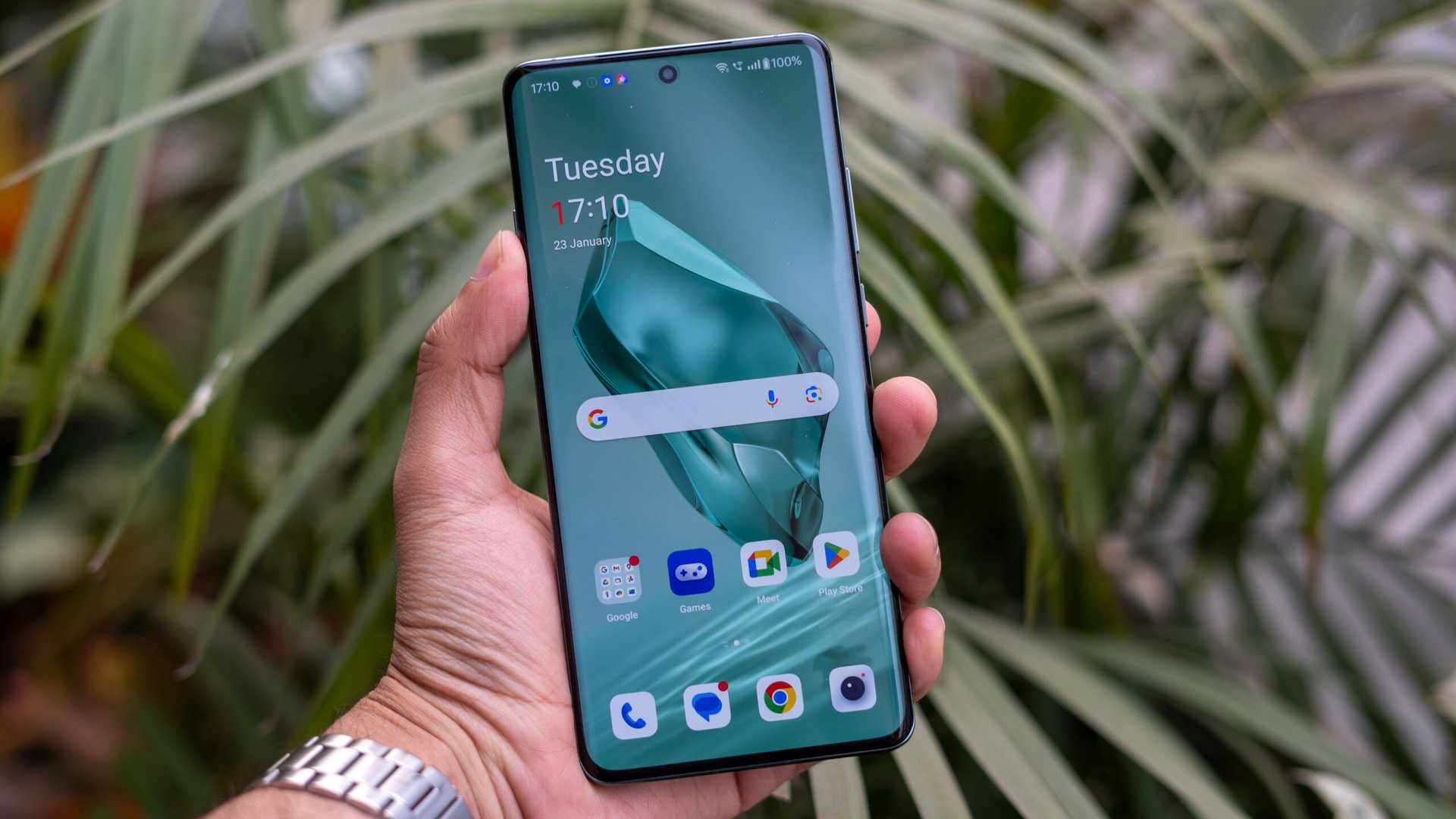 "OnePlus 12: The Flagship with Galaxy S24 and Pixel-like AI Features"