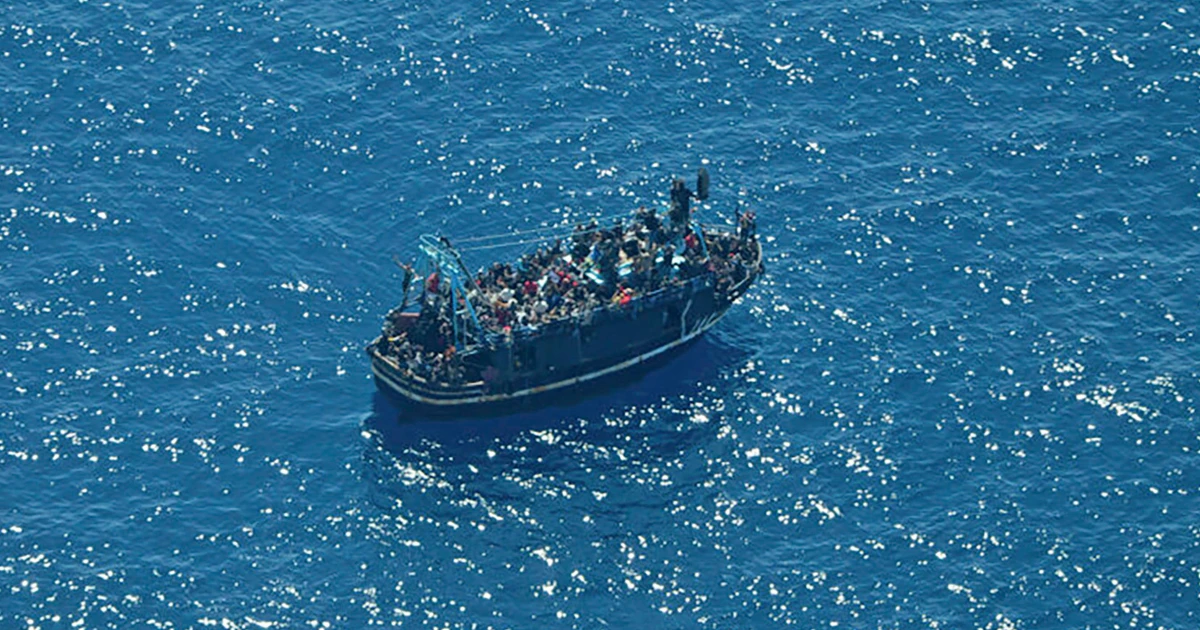 400 migrants stranded on adrift boat in Mediterranean Sea