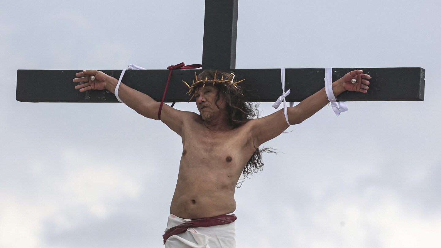 Featured image for Filipino Villager Nailed to Cross for 35th Time on Good Friday for World Peace