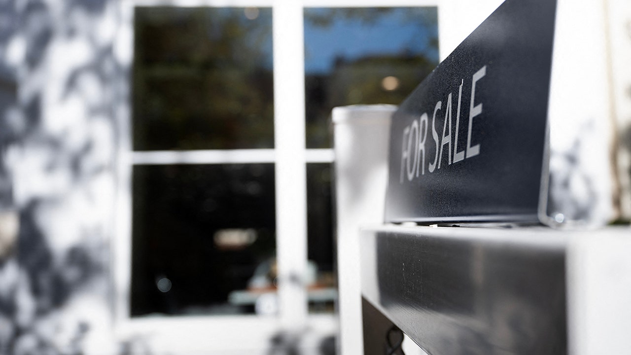 Featured image for US Housing Market Struggles with Low Inventory and High Prices