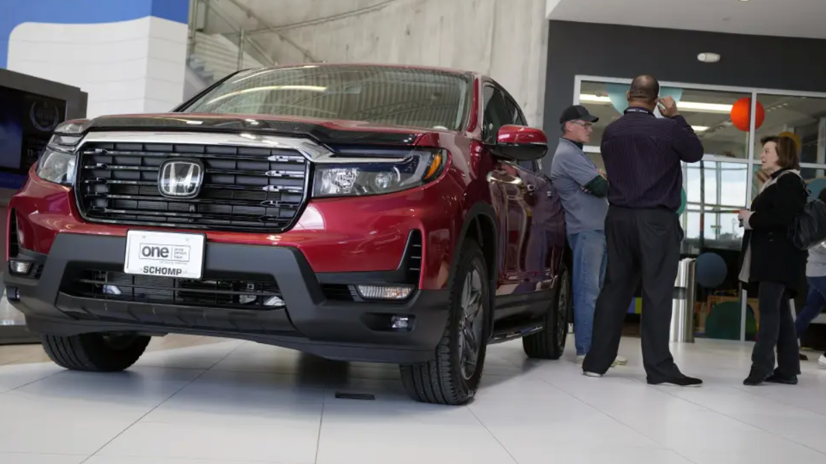 Featured image for The Decline of the Car Market: Aging Cars and Plummeting Prices