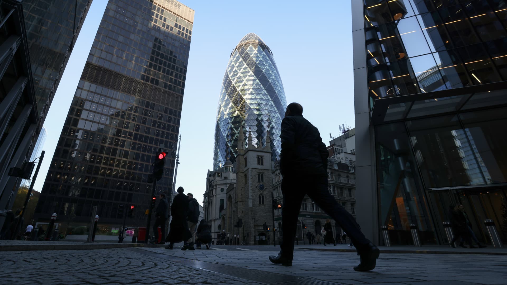 UK Inflation Drops to 8.7% in April, Beating Expectations
