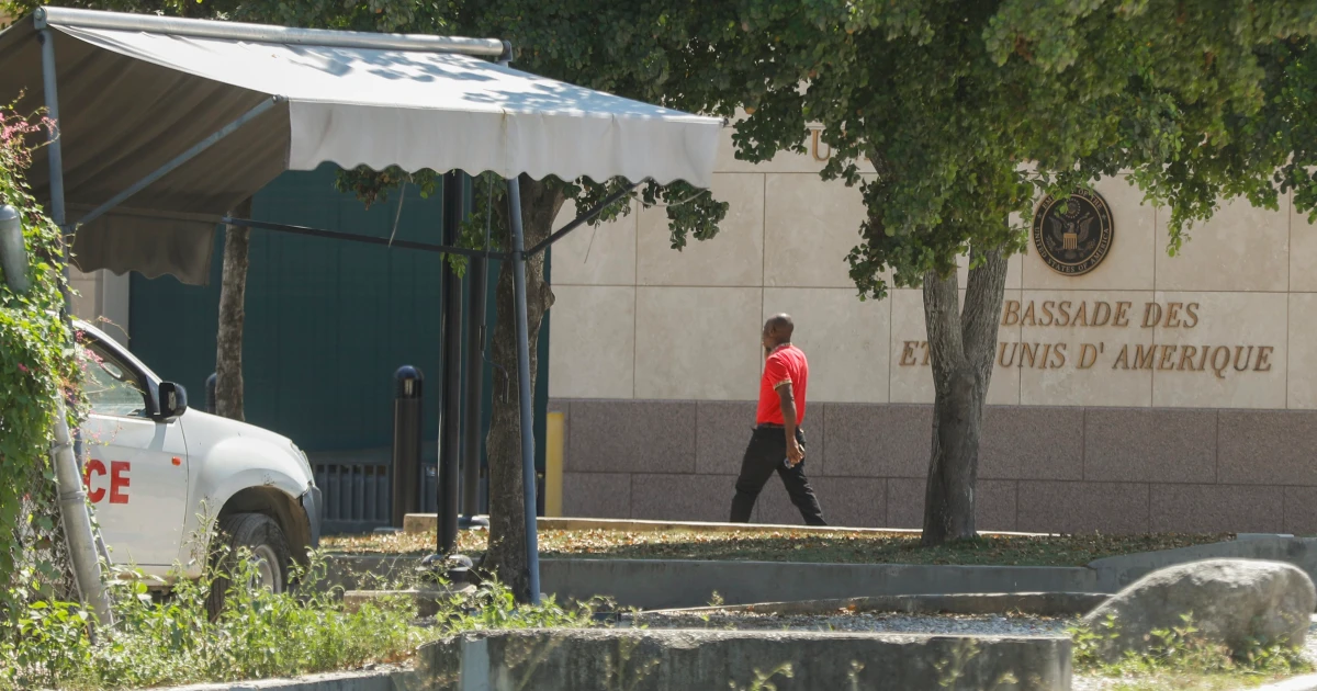 "Charter Flight Evacuates U.S. Citizens from Haiti to Miami Amid State Department Warning"