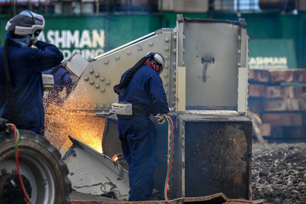 Featured image for "Baltimore Bridge Collapse: Impact on Trade and Rescue Efforts"