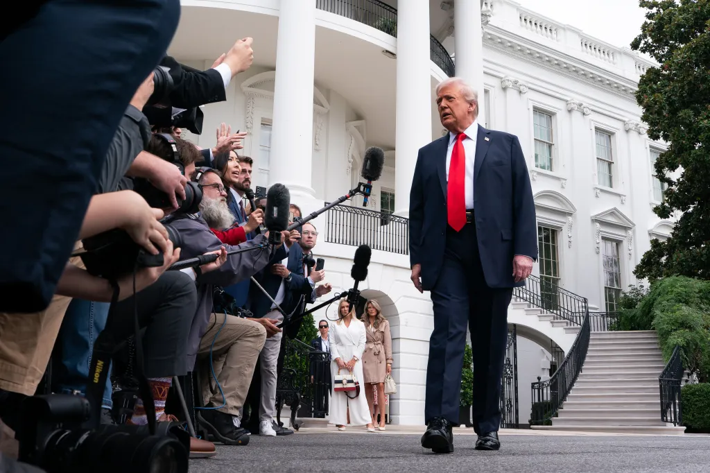 Trump Denies War Threats Against Chicago Amid Protests