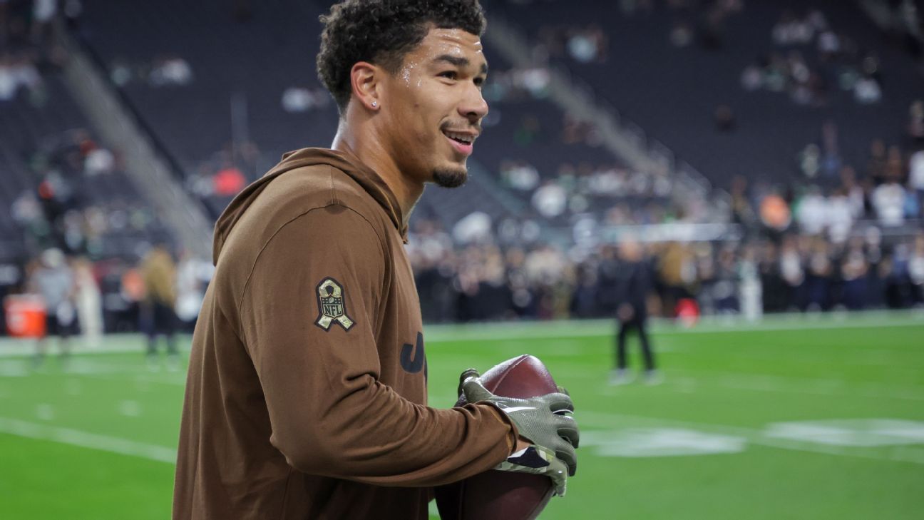 Featured image for Jets Bench $44 Million Man Allen Lazard for Dolphins Matchup