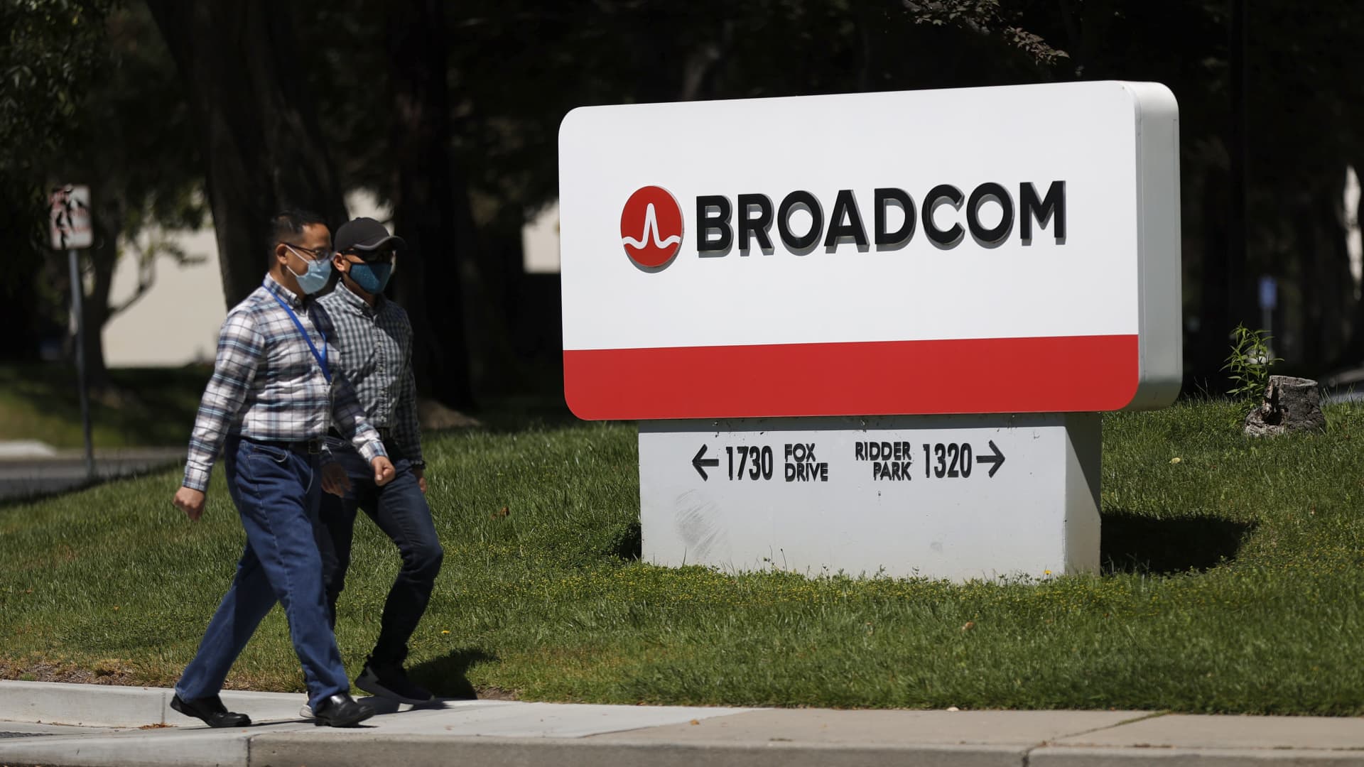 Broadcom Stock Soars to $1,200 as Analysts Praise VMware Deal