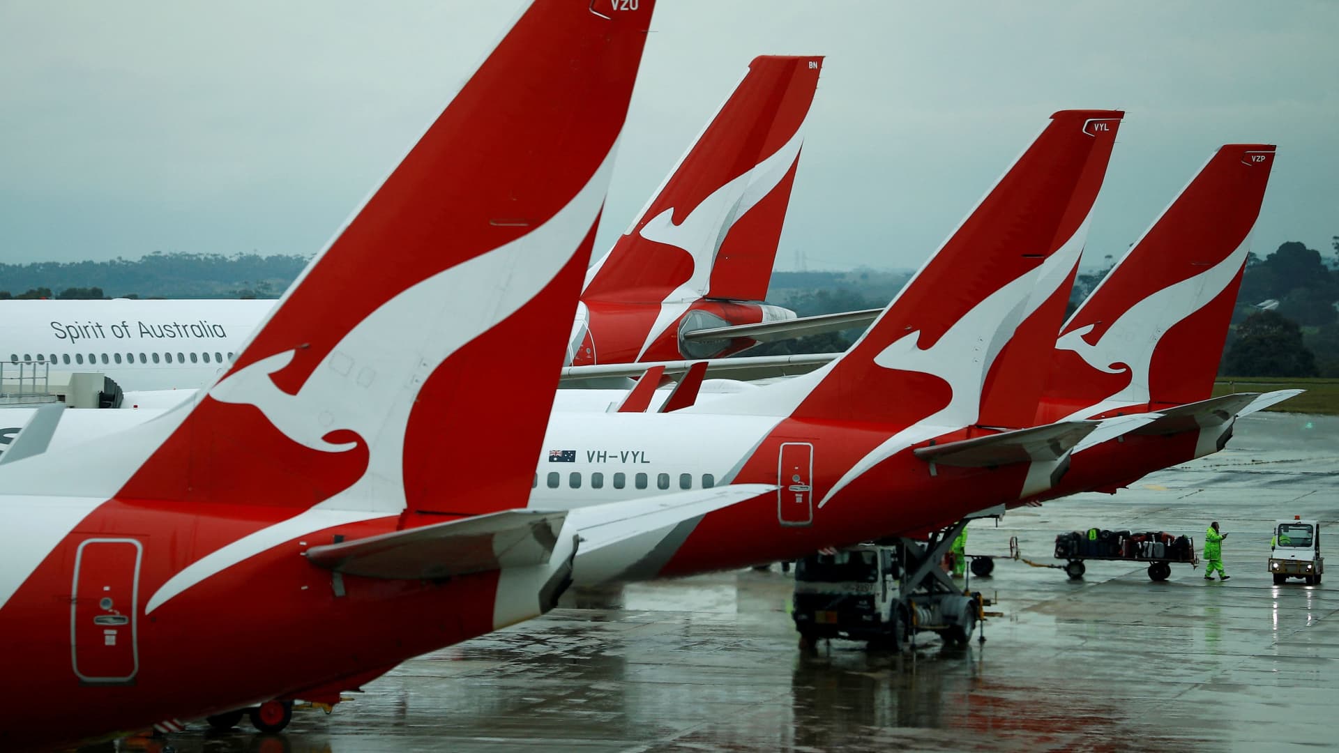Featured image for Qantas Achieves Record-Breaking Profit and Expands International Fleet