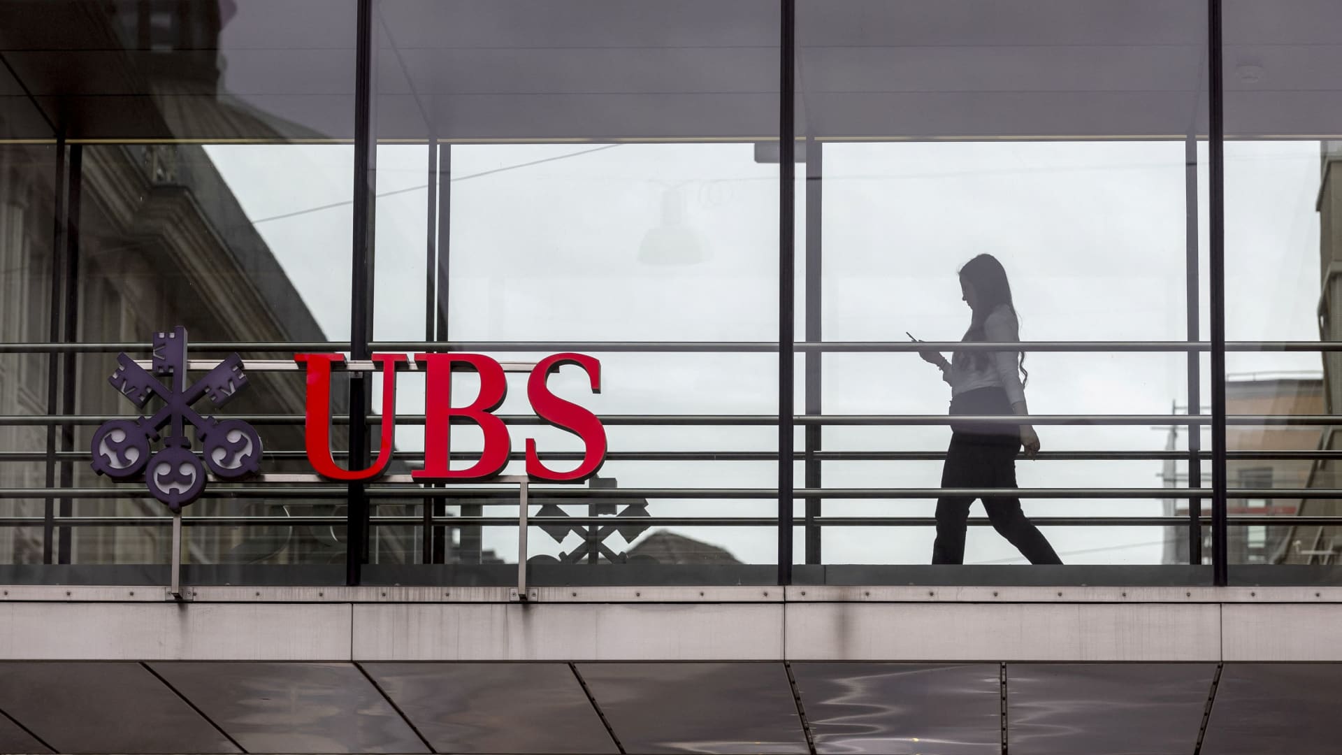 Featured image for UBS Reports Q3 Loss Amid Credit Suisse Integration Expenses