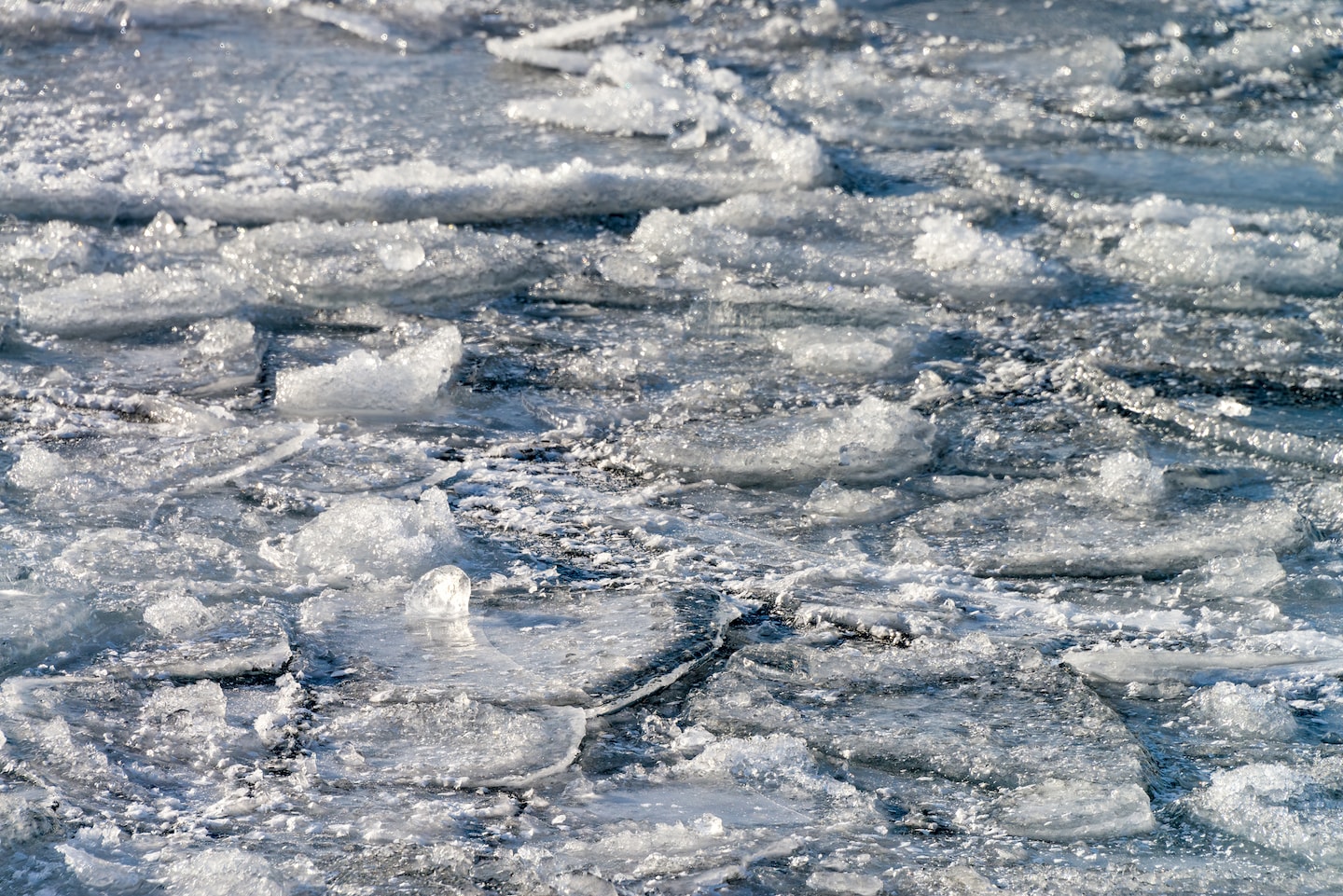 "Over 100 Ice Anglers Rescued from Minnesota Lake Floe Amid Safety Warnings"