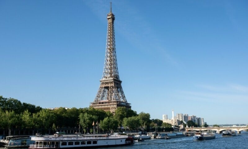 Featured image for "American Tourists Caught Napping on Eiffel Tower"