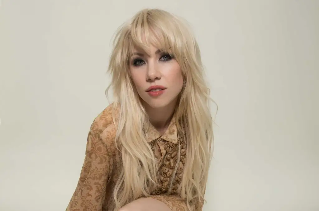 Featured image for Carly Rae Jepsen's 'The Loveliest Time': A Pop Cult Hero's Weird and Gold-Filled Album