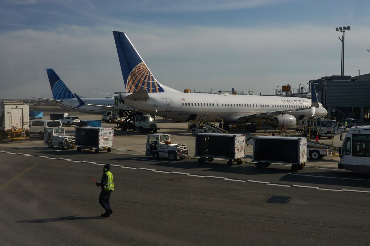 Featured image for "FAA Considers Restrictions on United Airlines Routes Amid Safety Concerns"
