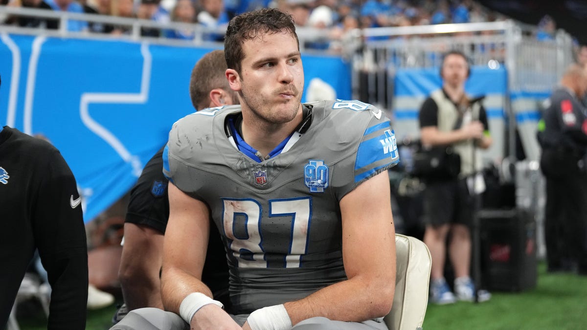 "Uncertainty Surrounds Detroit Lions TE Sam LaPorta's Playoff Availability Due to Injury"