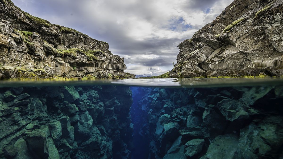 Featured image for Earth's Crust Rifting Deep Beneath the Pacific Ocean