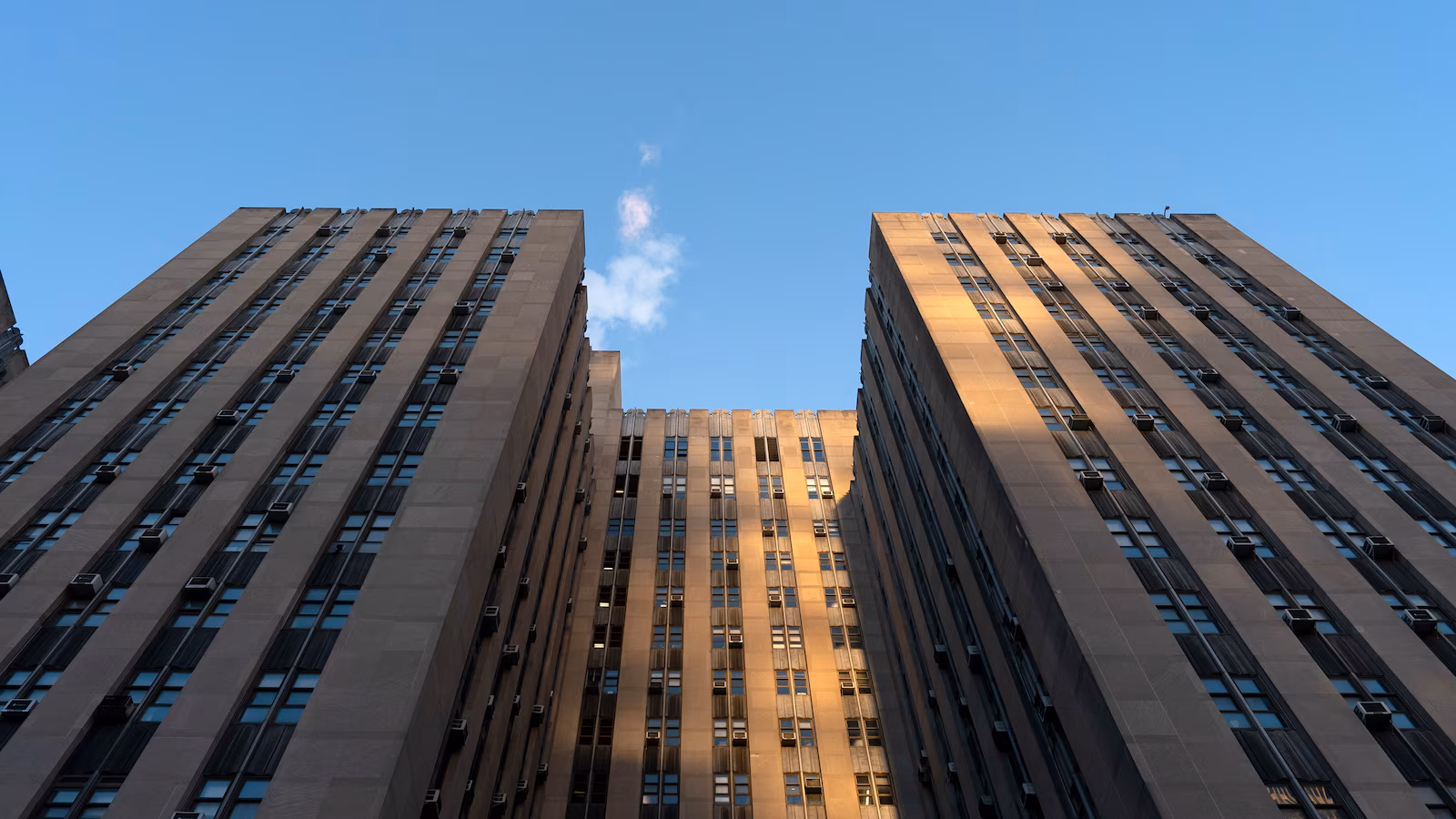 Featured image for Manhattan Courthouse Attack: Two Officers Stabbed in Targeted Assault