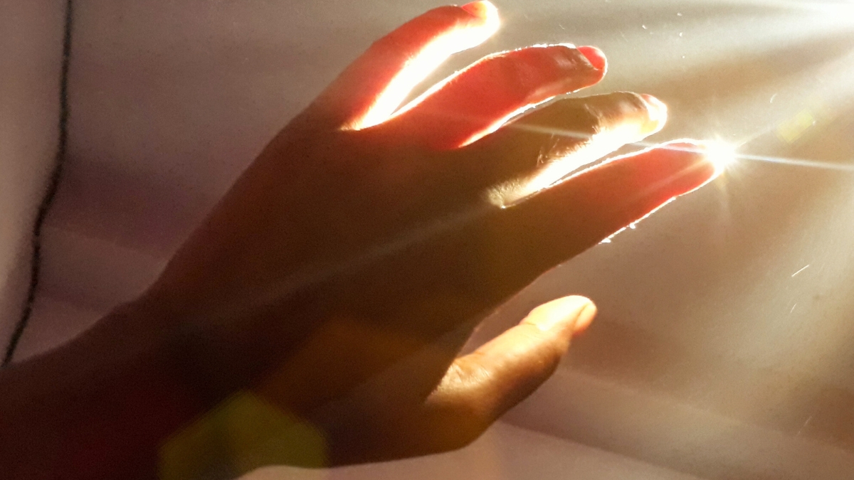 Featured image for Human Light Emission Disappears After Death, Study Finds