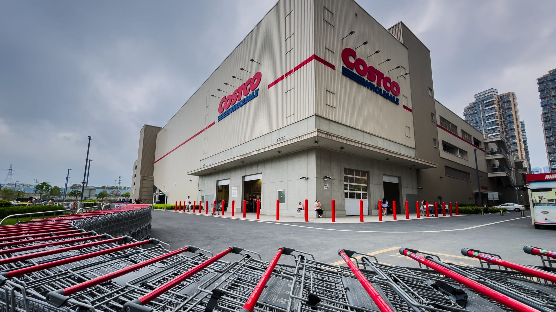 Featured image for Costco Beats Earnings Expectations Amid Steady Consumer Demand