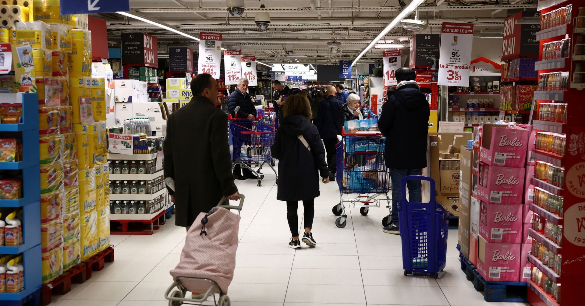 "Inflation Trifecta: Market Focus on USD, Euro, and Gold Ahead of Busy Data Week"
