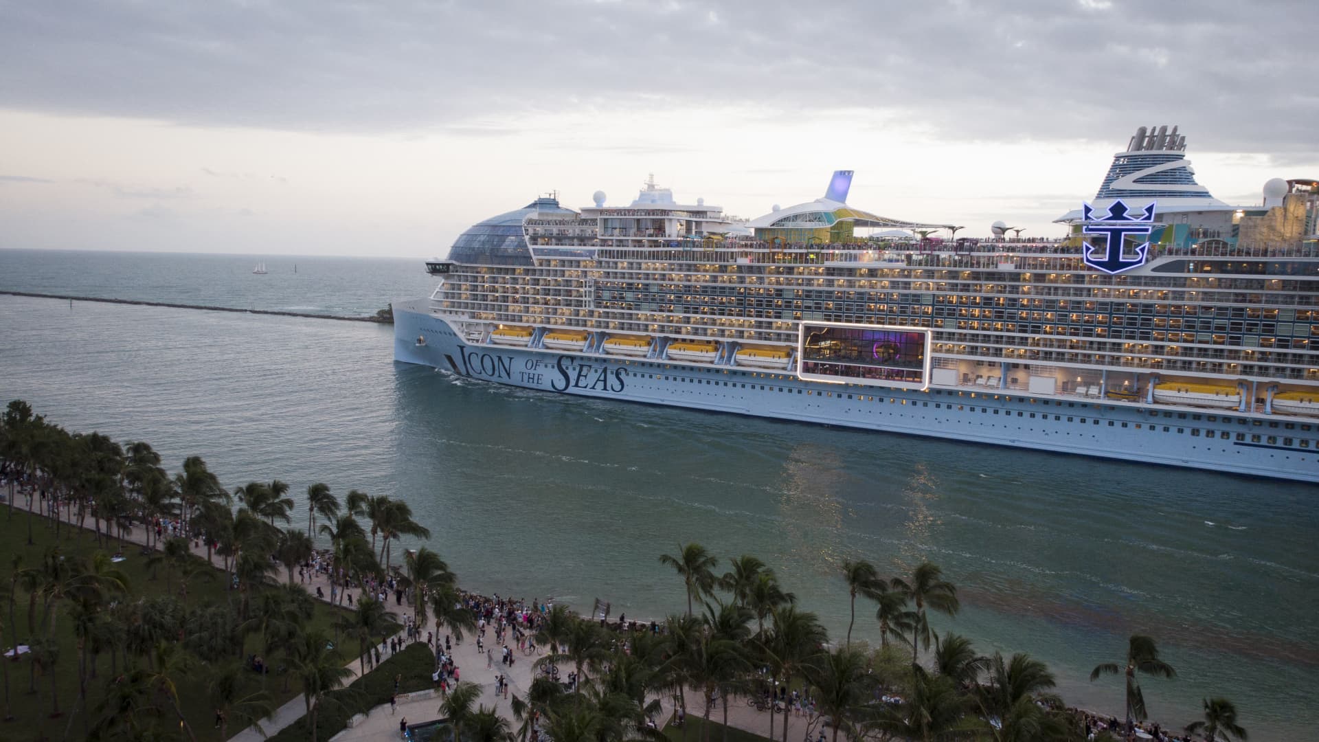 "Icon of the Seas: Environmental Concerns and Epic Features of the World's Largest Cruise Ship"