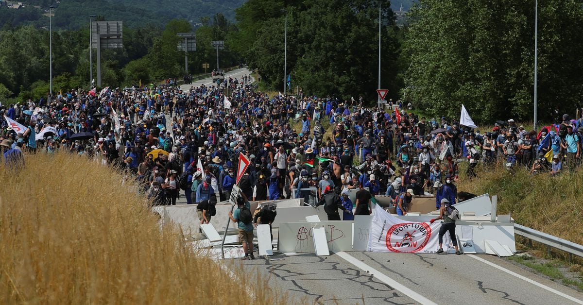 Violent clashes erupt over proposed Lyon-Turin rail link in France.