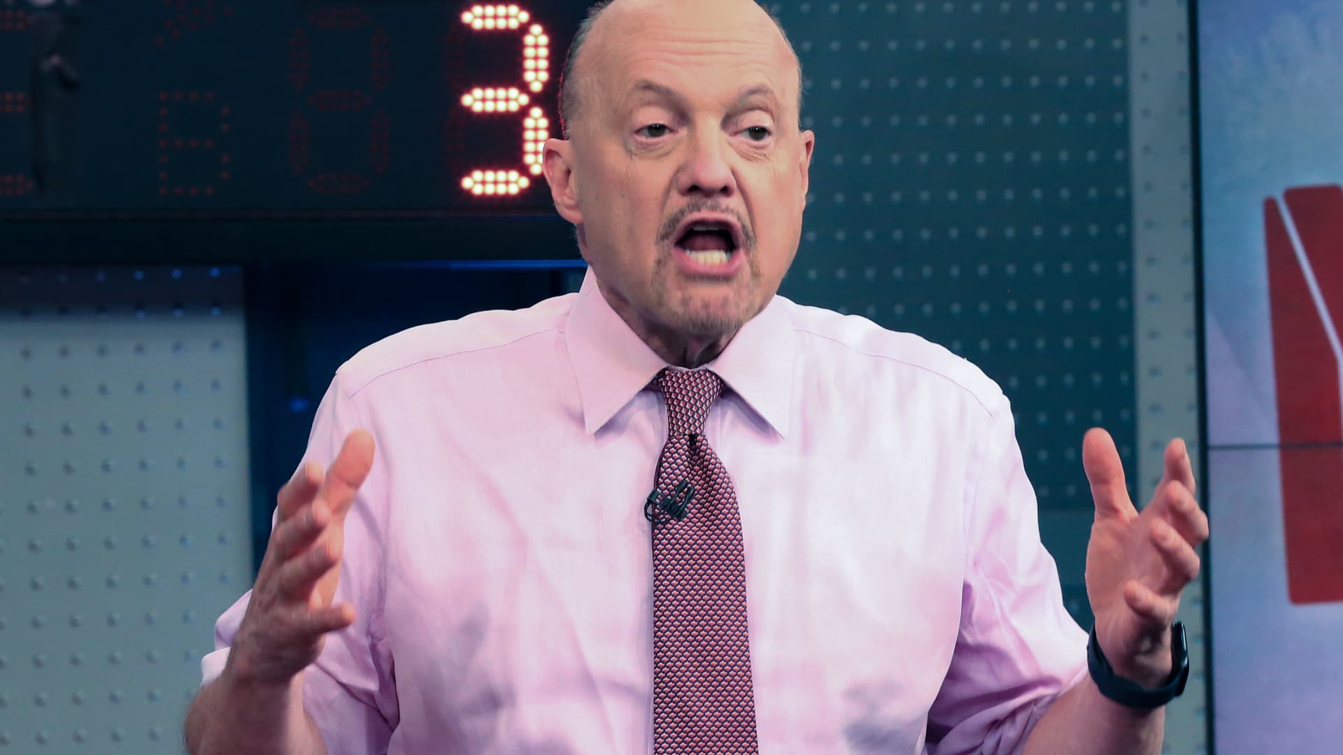 Cramer's advice for navigating a cooling market and Fed risks.