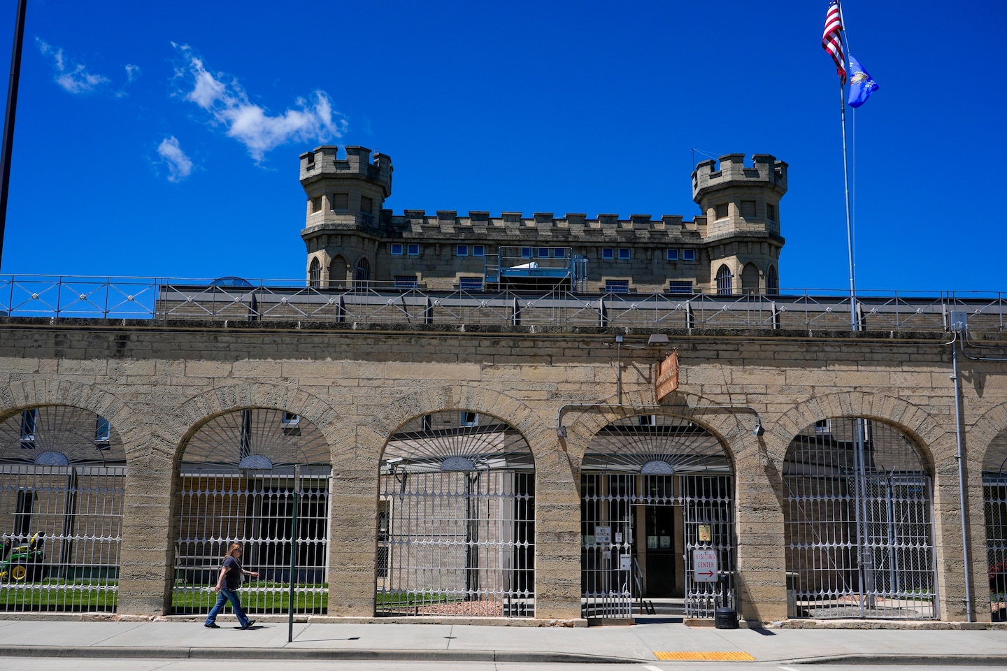 Wisconsin Warden and 8 Others Charged in Inmate Deaths