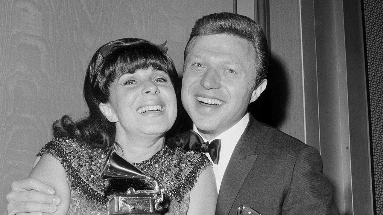 "Steve Lawrence, Half of Steve & Eydie Duo, Dies at 88"