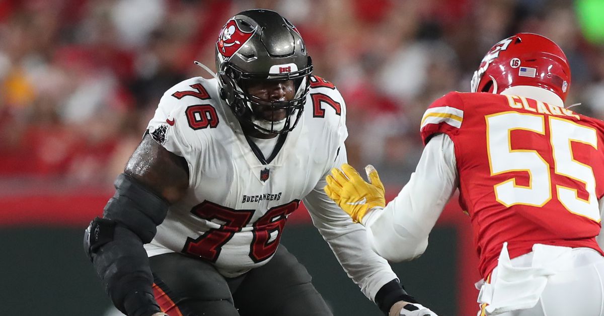 Featured image for Chiefs add former Buccaneers tackle Donovan Smith to roster.