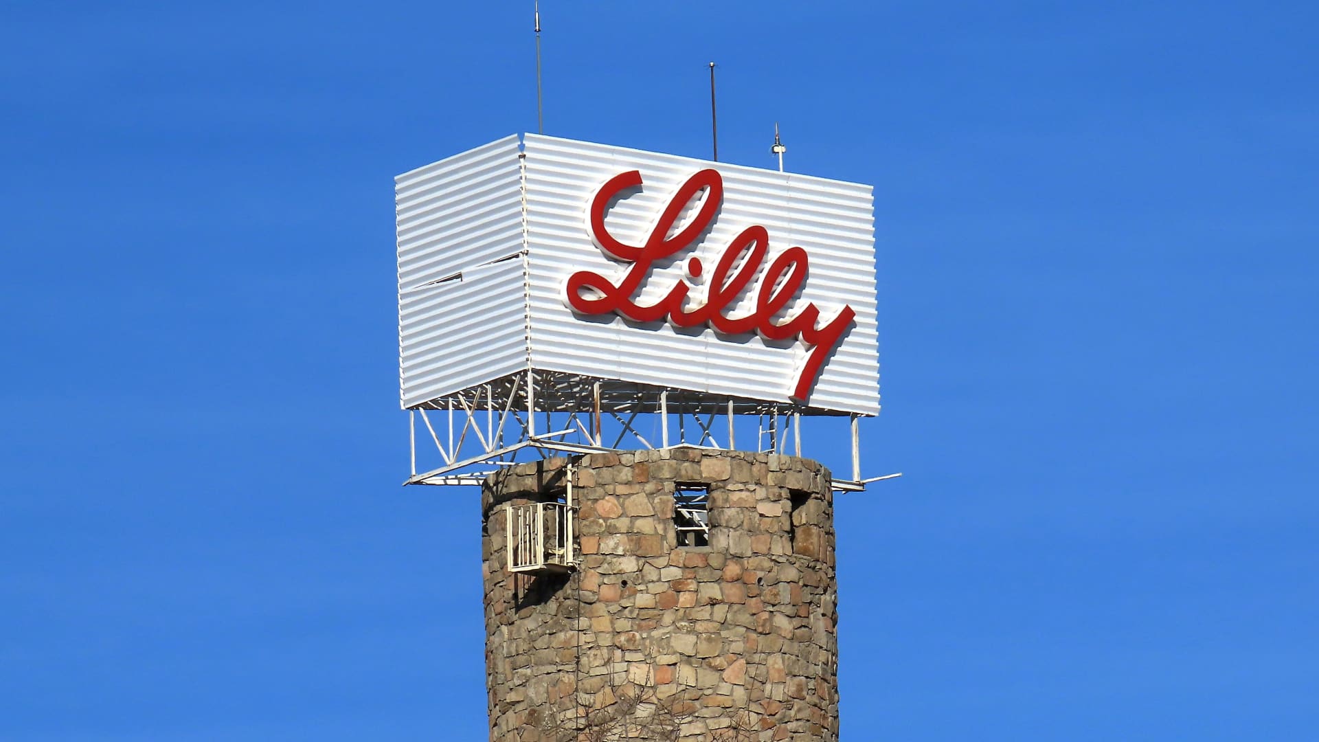 Featured image for Eli Lilly surpasses estimates with Mounjaro strength but lowers profit outlook