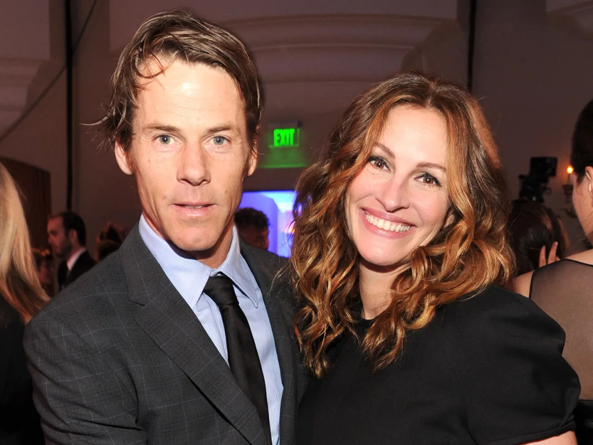 "Julia Roberts' Friends Concerned Over Her Reclusive Marriage with Danny Moder"