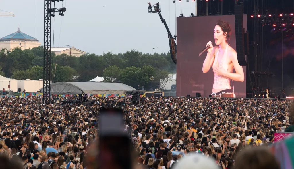 Featured image for Gracie Abrams Shines at Lollapalooza with Robyn Duet and Stellar Performance