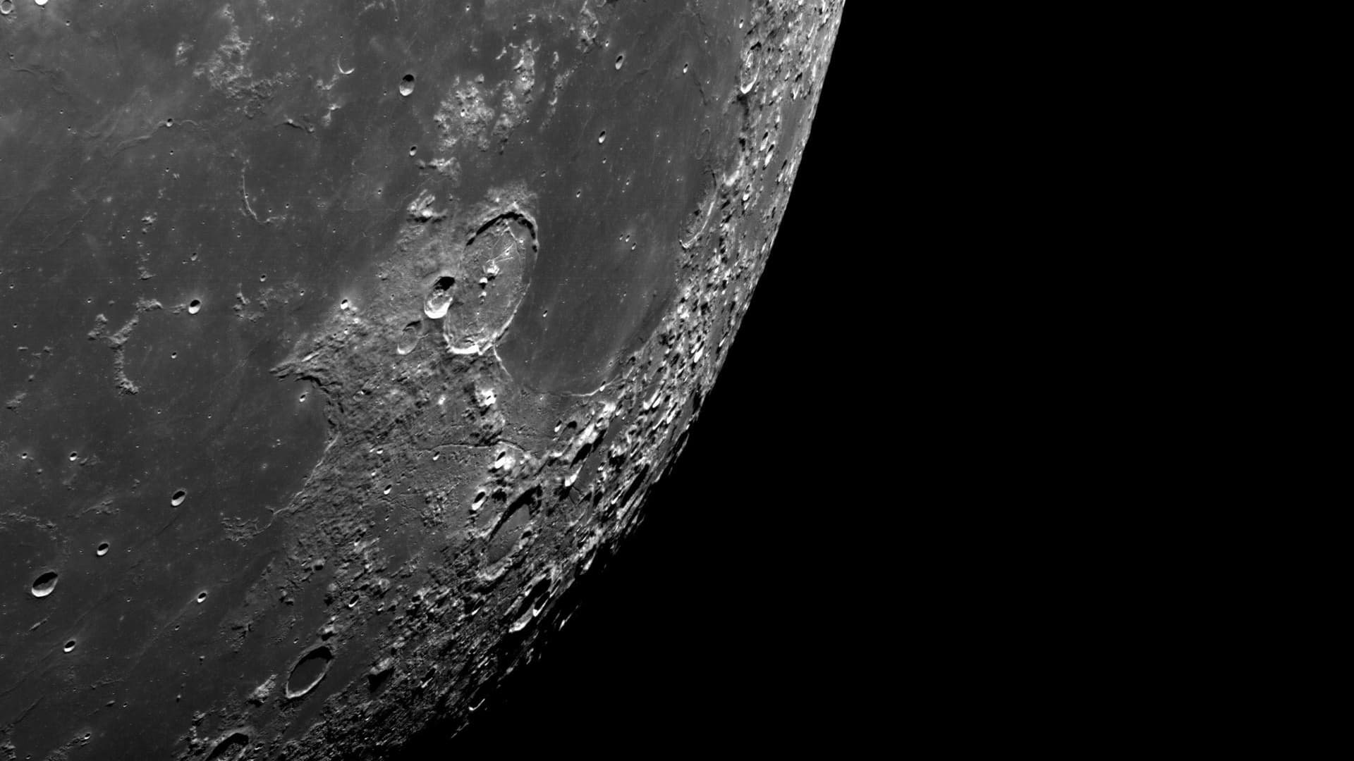 "NASA Advisory Panel Raises Concerns Over Ambitious Astronaut Moon Plan and Commercial Space Station Transition"
