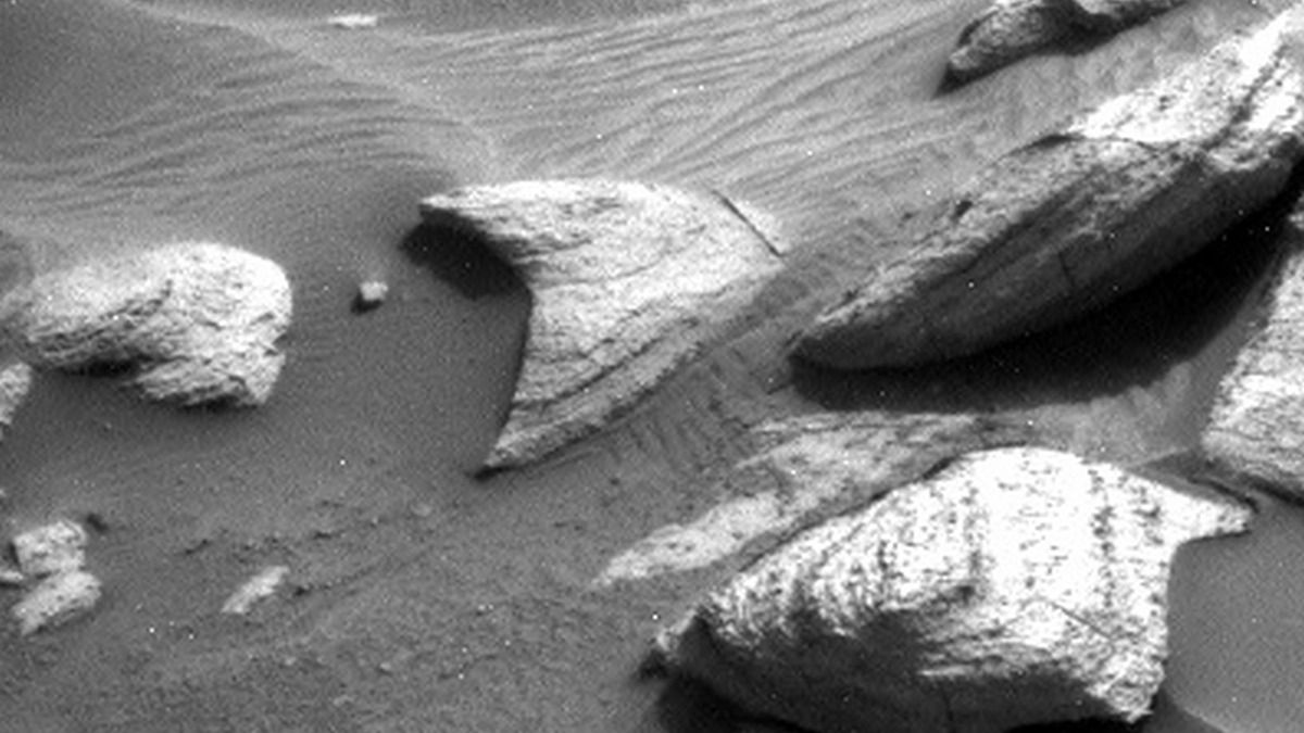 "Curiosity Rover Discovers Starfleet Symbol on Mars"