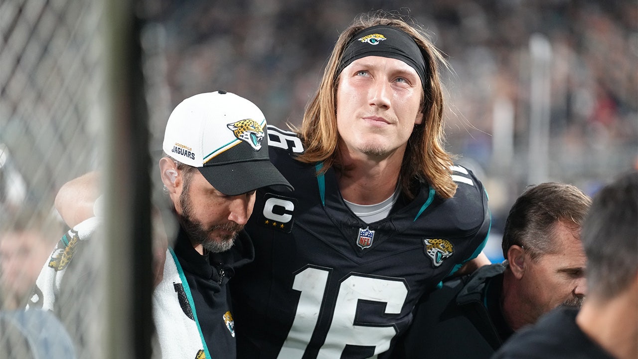 Featured image for Trevor Lawrence defies injury, starts for Jaguars against Browns