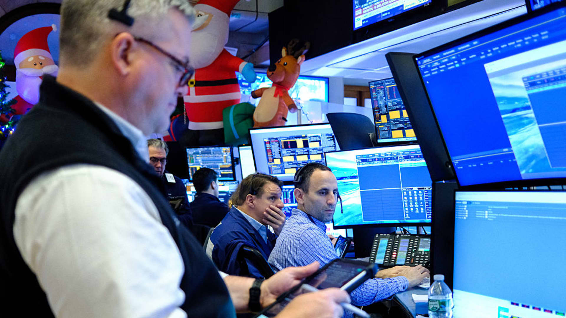 Featured image for Santoli Highlights Market Resilience Amid AI Trade Unwind