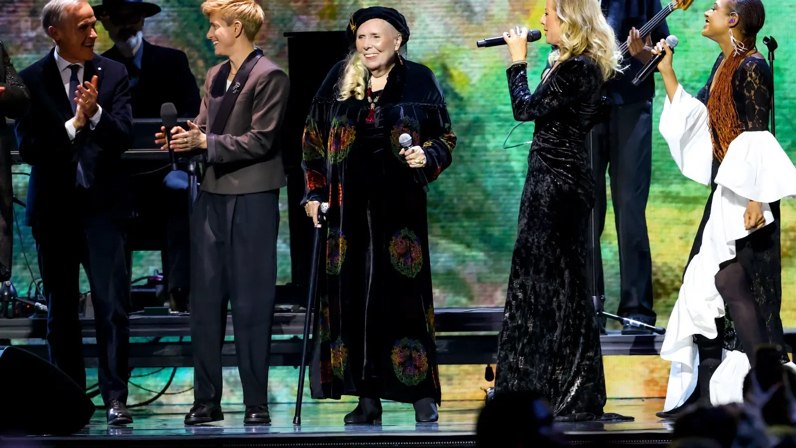 Joni Mitchell Honored on Stage: Lifetime Award and Star-Studded Juno Medley