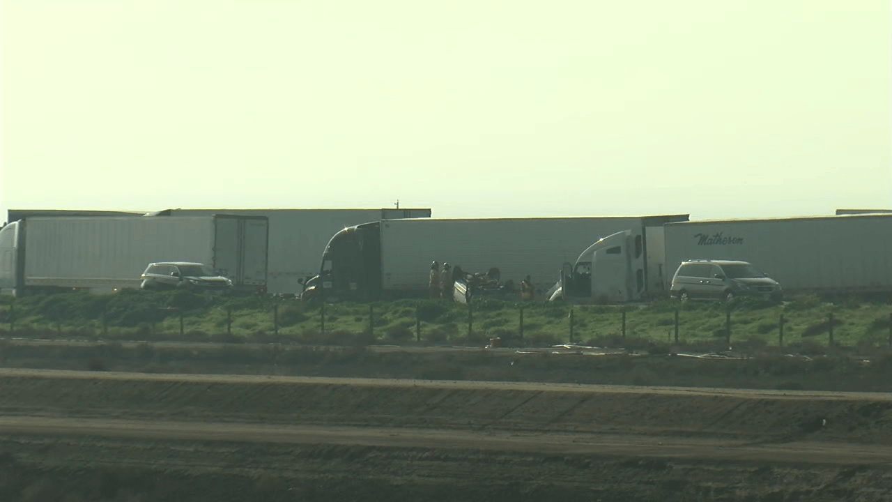 Featured image for "Fatal Fog-Triggered Pile-Up on I-5 Near Bakersfield Claims 2 Lives, Injures 9"