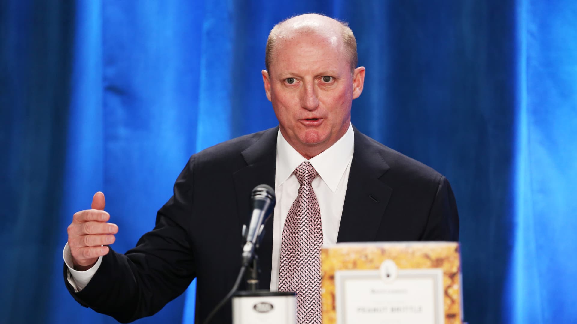 Featured image for Warren Buffett's Successor Woos Shareholders Amid Lingering Questions.