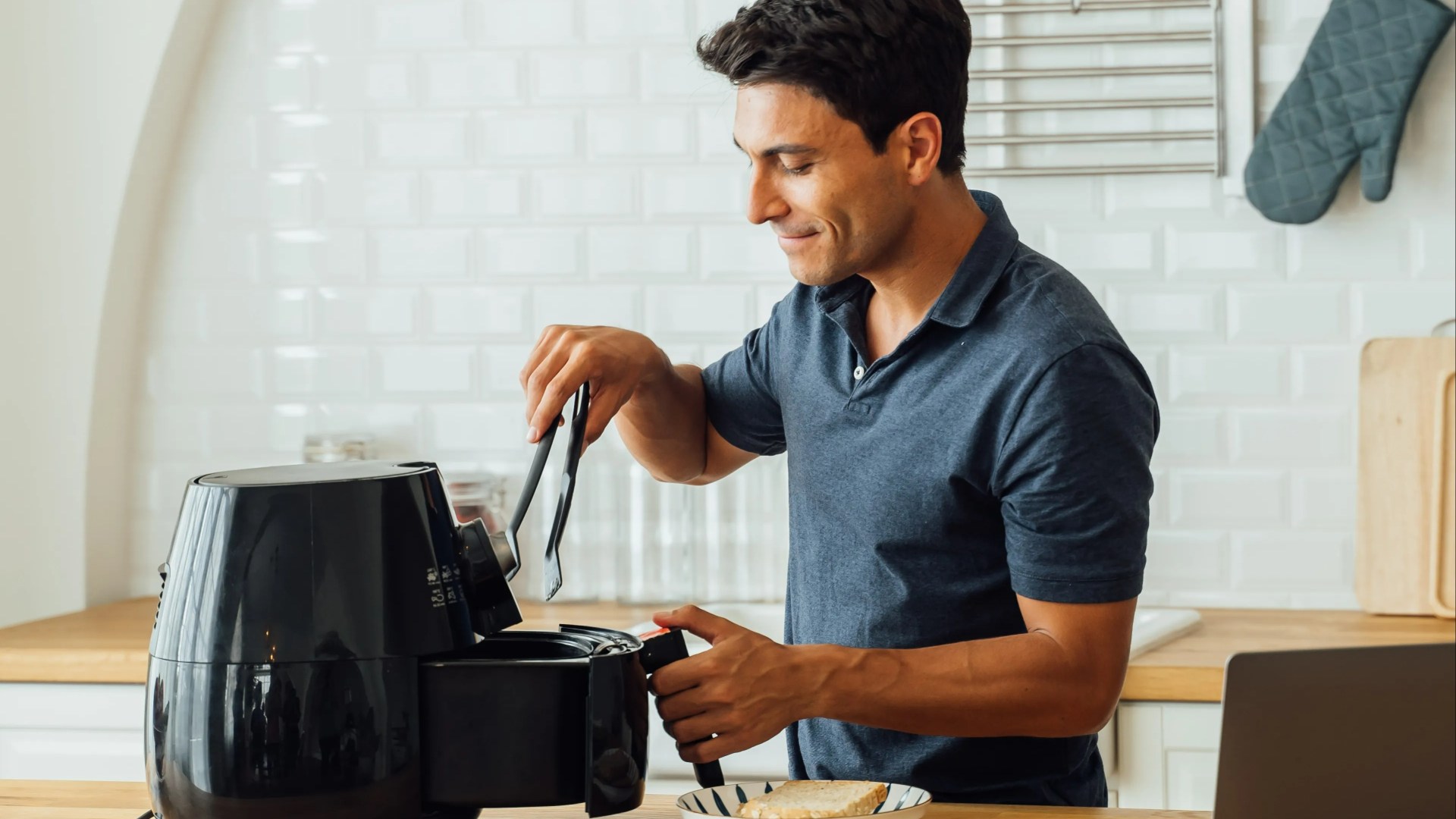 Featured image for "Foodies Score Big Savings on Air Fryers: Prices Slashed by Up to 59%"