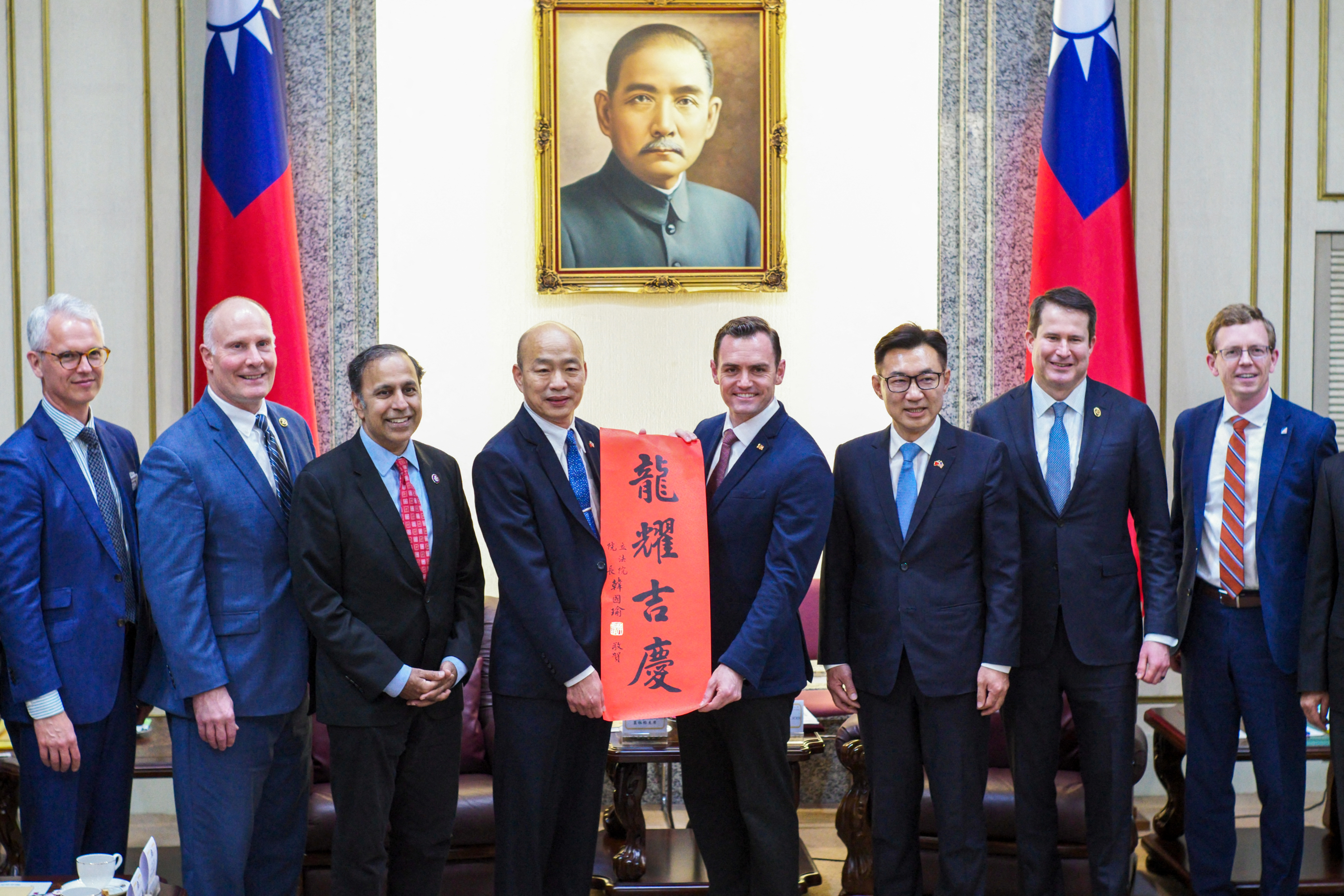 "US Lawmakers' Taiwan Visit Raises Concerns Over Ukraine and Aid Package"