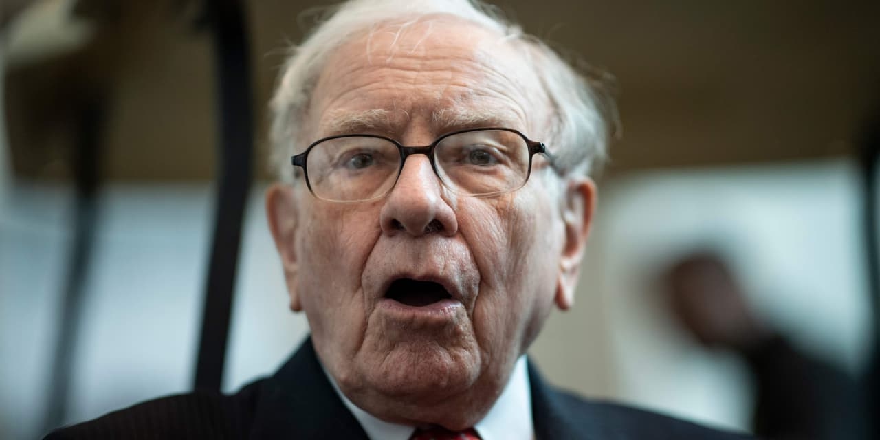 "Investor's Bold Bet on Berkshire Hathaway Amid Apple Overvaluation Concerns"