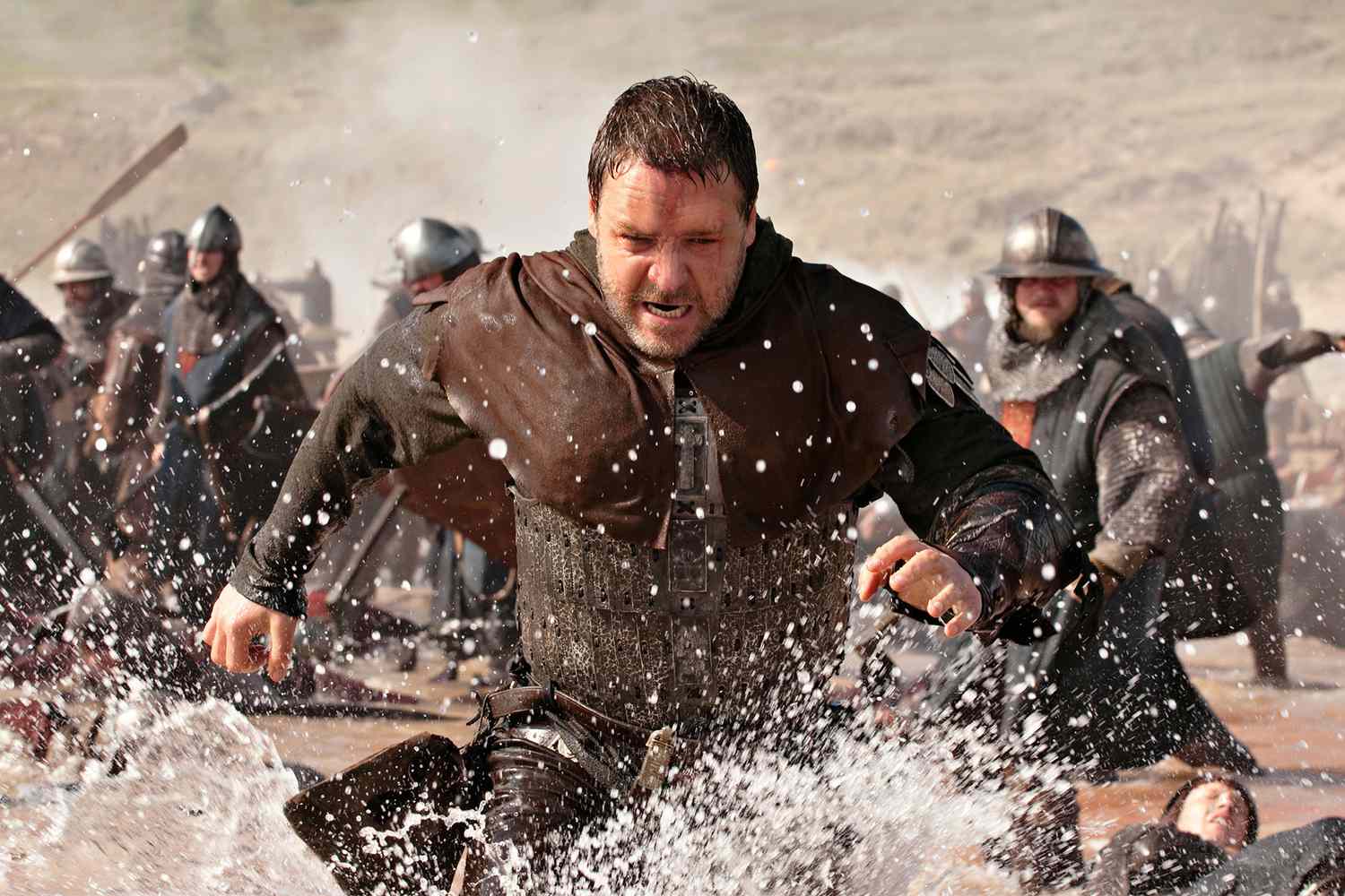 Featured image for Russell Crowe's Unbelievable Feat: Filming 'Robin Hood' with Two Broken Legs