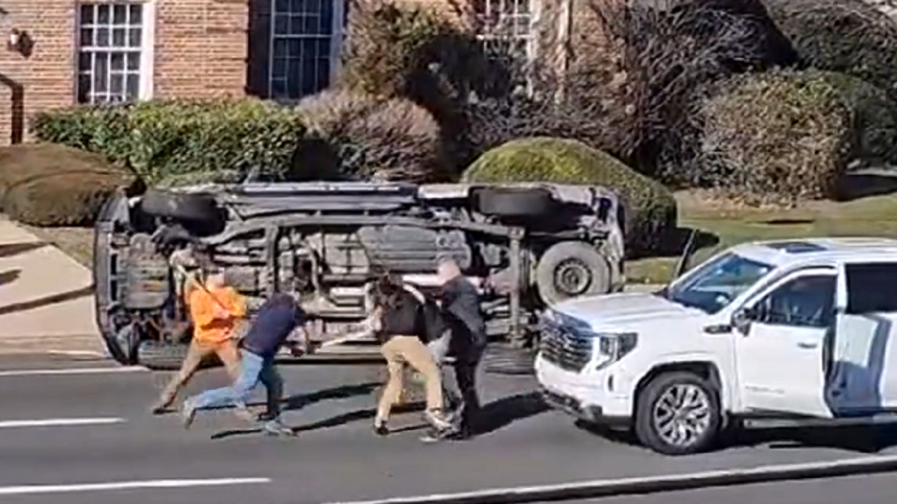 "Chaotic Highway Brawl Erupts in New York After Vehicle Collision"