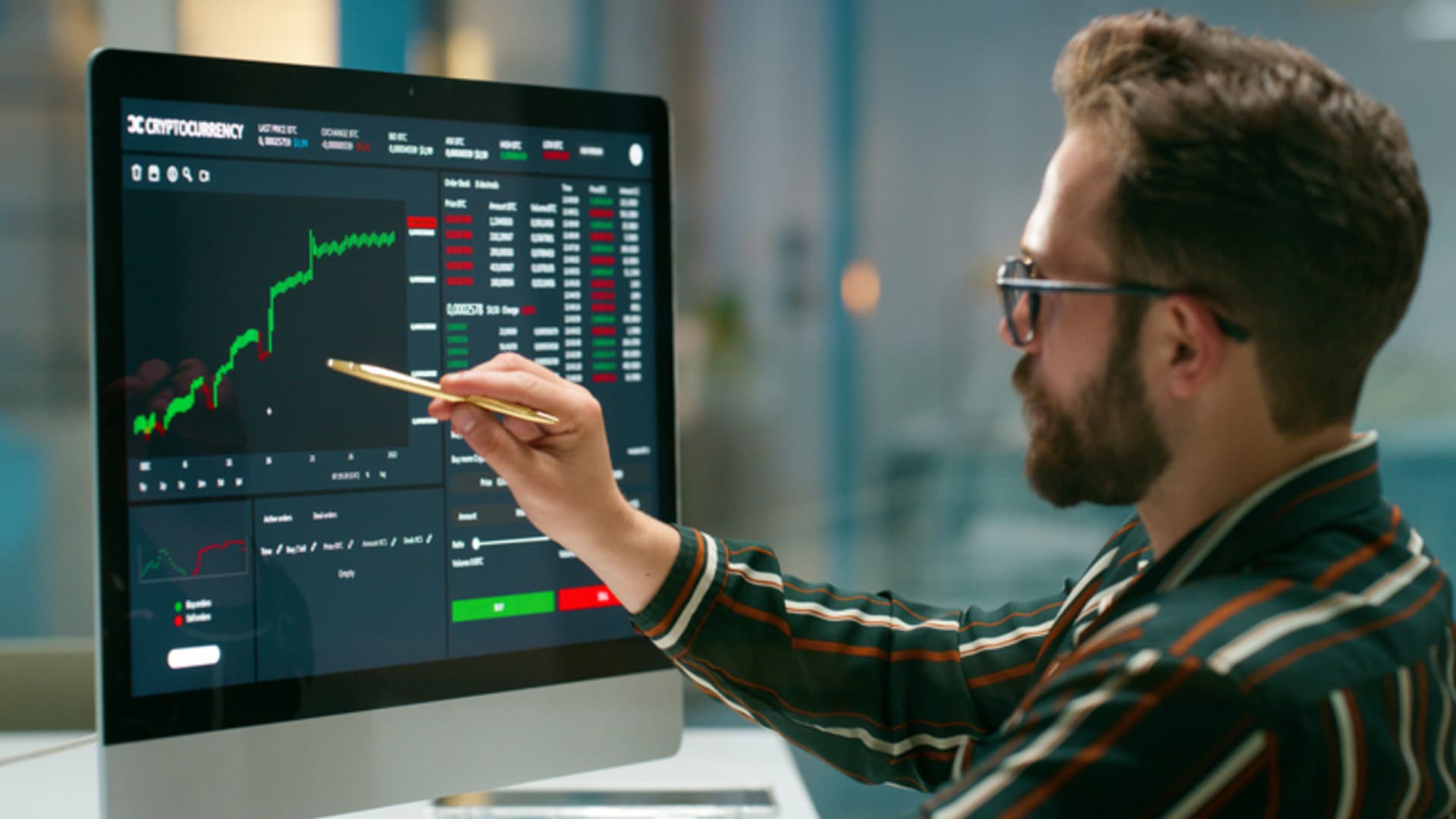 Featured image for Fees Aren't the Sole Factor in ETF Investment Choices, Analyst Advises