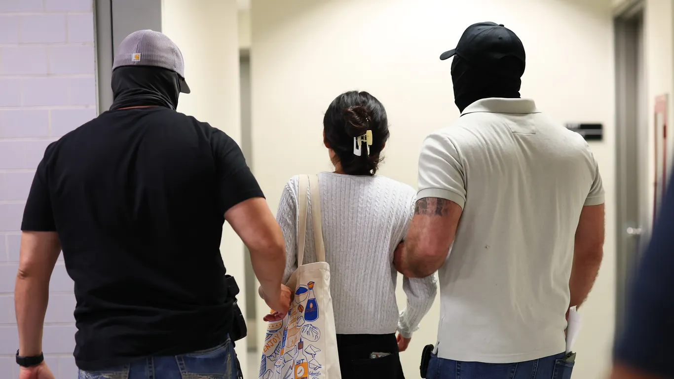 Featured image for ICE arrests fluctuate amid political and border tensions