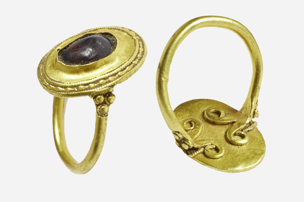 "Unearthing a Lost Princely Family in Southwest Jutland Through Ring Discovery"