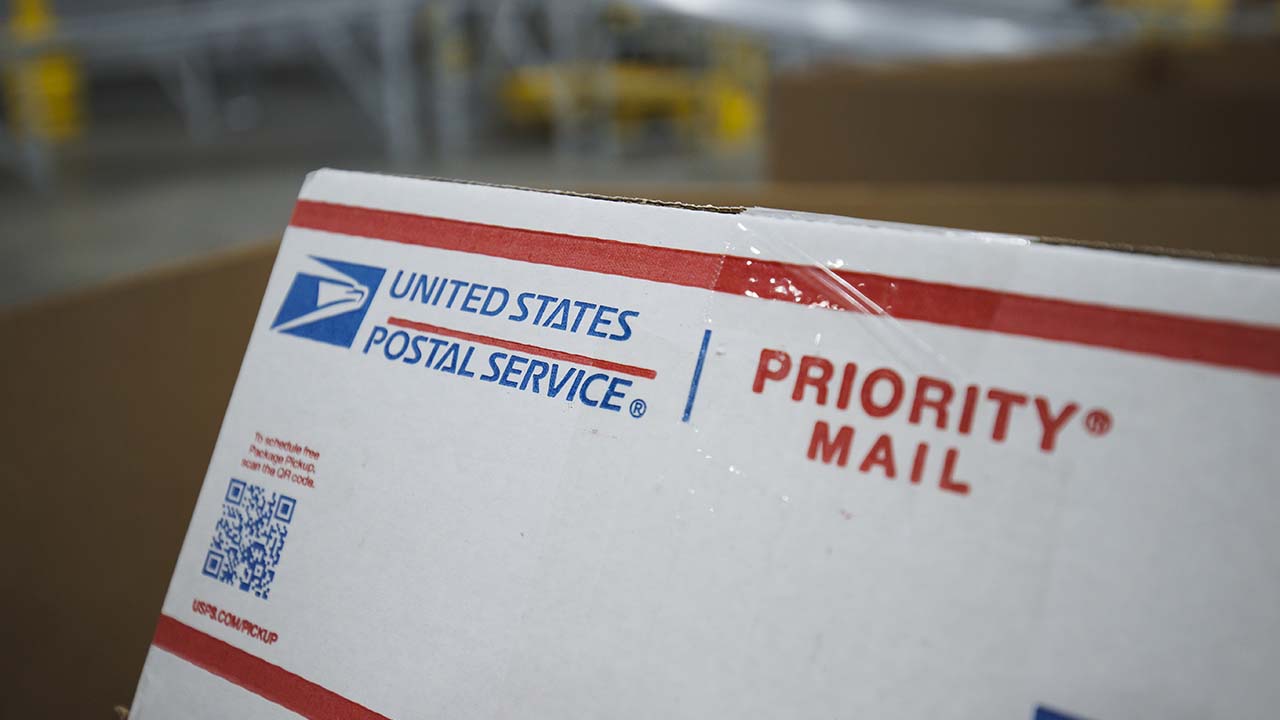 Postal Worker Robbed on Route in Chicago